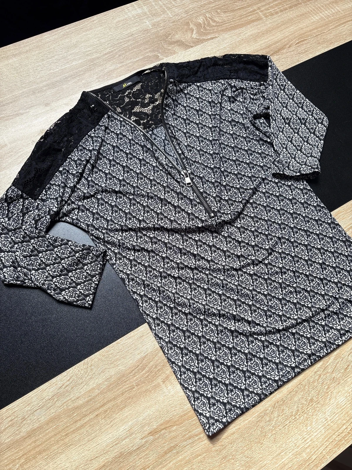 Top fluido con detalle de encaje, mangas 3/4, talla M – photo 2